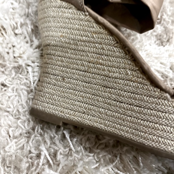 Jennifer Lopez Espadrilles 4” heels Size 8 Gold/Tan - Picture 4 of 7